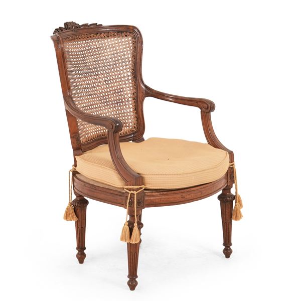 Poltrona in noce intagliato. XVIII secolo