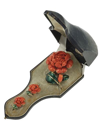Demi-parure “Rose”, spilla e orecchini in corallo e smalto, montature in oro giallo 750/1000