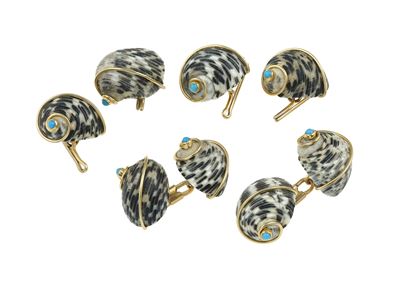 Set di bottoni in oro giallo 750/1000, conchiglie (paio di bottoni da polso e quattro bottoni da ...