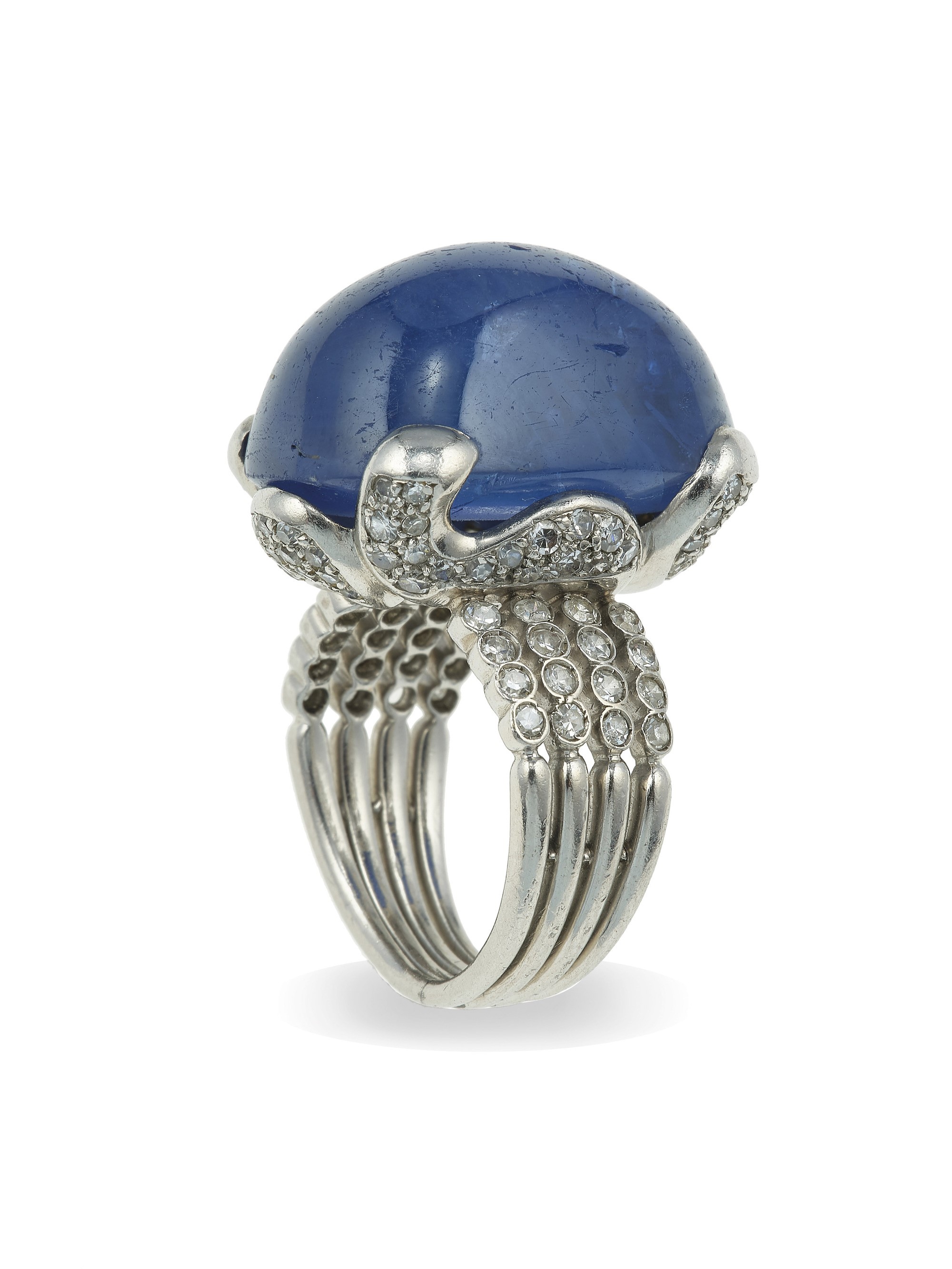 Anello con Grande Zaffiro Sri Lanka, Taglio Cabochon e Diamanti