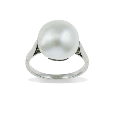 Anello con perla naturale in montatura in platino