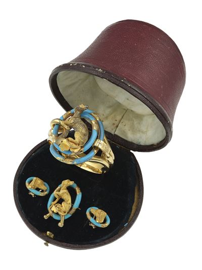 Parure da caccia, bracciale, spilla ed orecchini con smalto turchese in oro giallo 750/1000