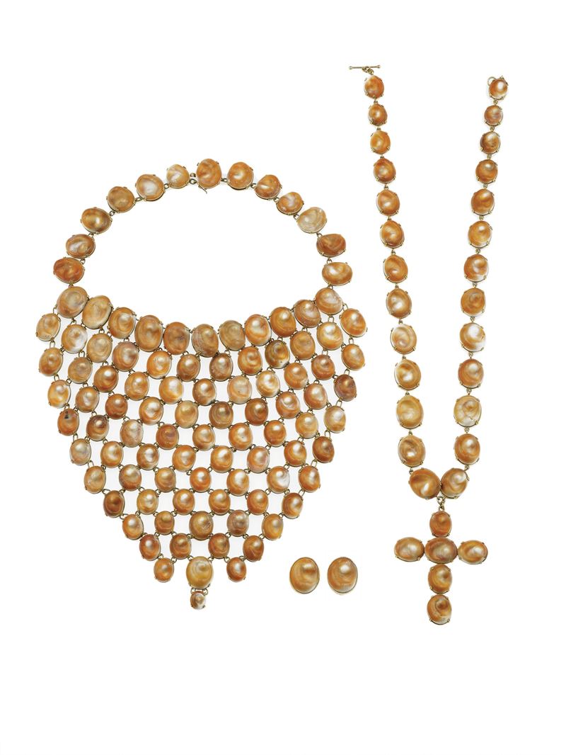 Two operculum shell and gold necklace and a pair of operculum shell and gold earrings  - Auction Fine Jewels - Cambi Casa d'Aste