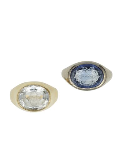 Coppia di anelli, stemma su pasta vitrea, montature in oro giallo 750/1000 e platino