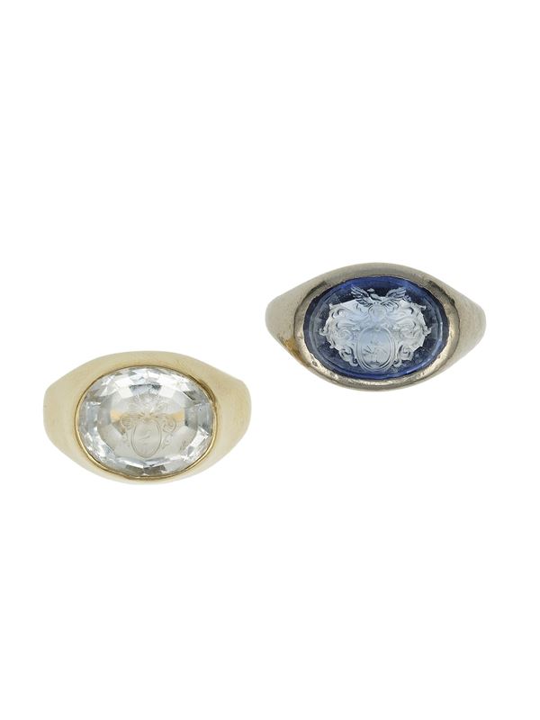 Coppia di anelli con stemma su pasta vitrea
