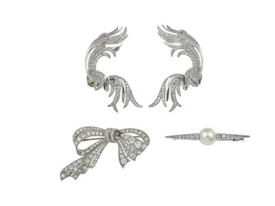 Lotto di gioielli in platino e oro bianco 750/1000 con diamanti (orecchini e due spille)