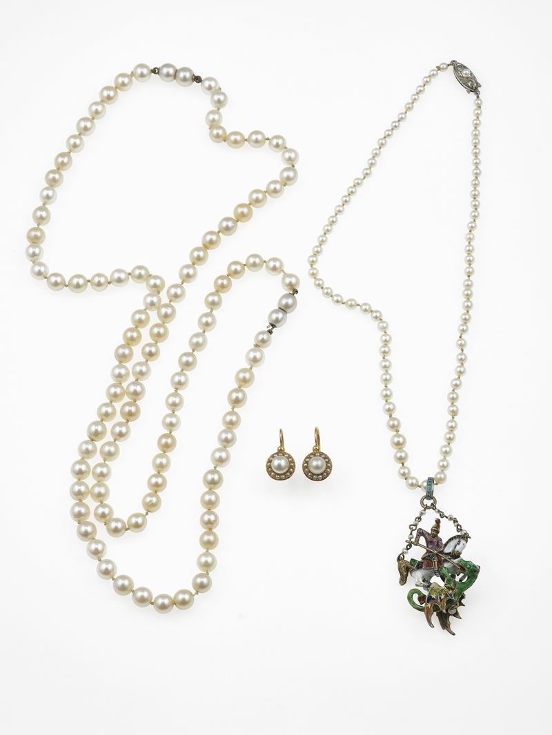 Lotto composto da due collane con perle, una con pendente in smalti policromi, ed un paio di orecchini  - Asta Fine Jewels - Cambi Casa d'Aste