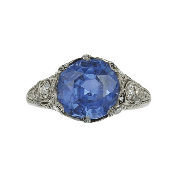 Sri Lanka sapphire weighing 5.07 carts and platinum ring. No indication of heating. Gemmological Report R.A.G. Torino n. C24025mn