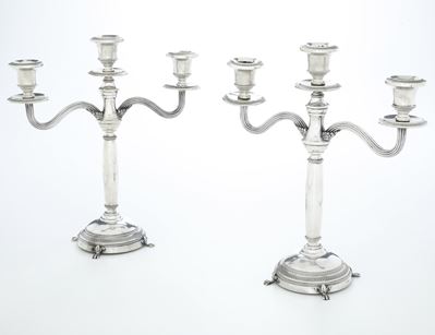 Argenteria italiana, Coppia di candelabri in argento fuso e sagomato