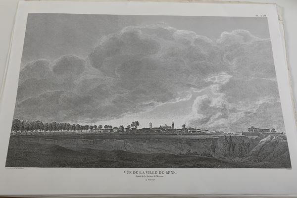 Giuseppe Pietro Bagetti Quattro vedute di località piemontesi, 1796.  La raccolta di incisioni, disegnata dall'ingegnere e geografo torinese Bagetti e impressa da Lameau, offre una pregevole veduta degli insediamenti di Fossano, Alba, Mondovì, Benevagenna, con la campagna circostante sullo sfondo. In discreto stato di conservazione, con alcuni piccoli strappi marginali e poche lievi macchie; una gore d'acqua nei margini, una con foxing, una con un piccolo strappo in corrispondenza della piega; esemplari ripiegati. Dimensioni cm 65,5x99, cm 68,5x103,5, due cm 61x87