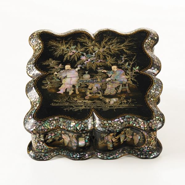 Scatola boîte à bijoux in legno laccato con tarsie in madreperla, Francia 1870