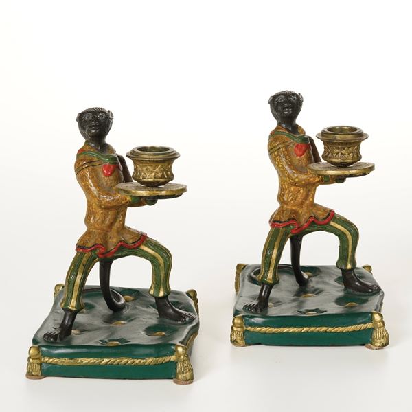 Coppia di candelieri in forma di scimmie in metallo dipinto. XX secolo
