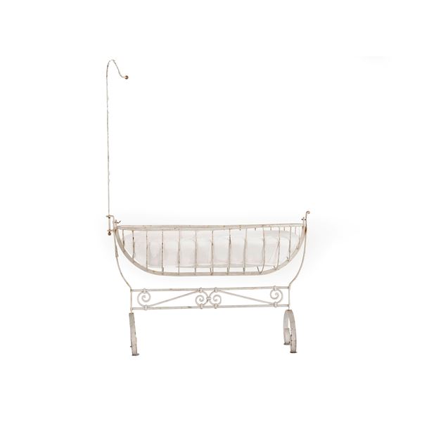 Culla in ferro battuto dipinto. Fine XIX-inizi XX secolo