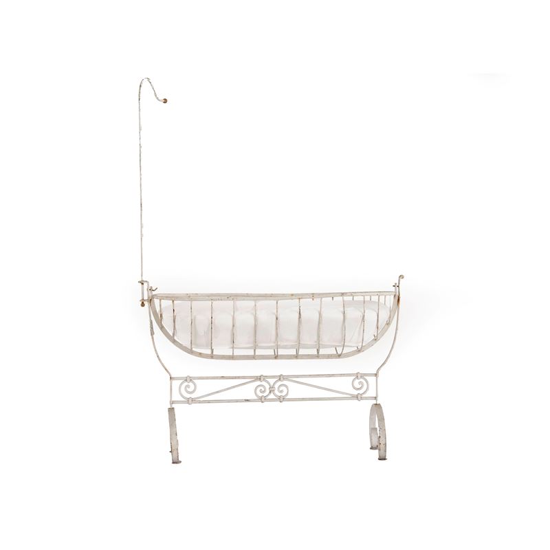 Culla in ferro battuto dipinto. Fine XIX-inizi XX secolo  - Auction Antiques - Cambi Casa d'Aste