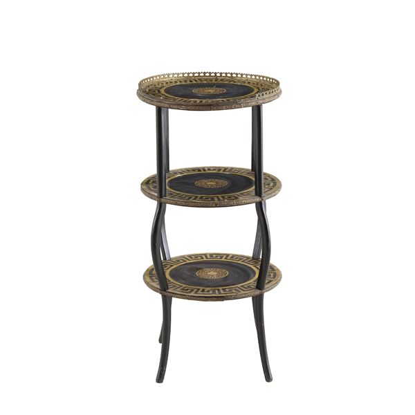 Gueridon a tre ripiani in legno intarsiato in ottone. XIX-XX secolo