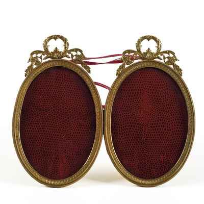 Coppia di Porta Fotografie in Bronzo Dorato. XX Secolo