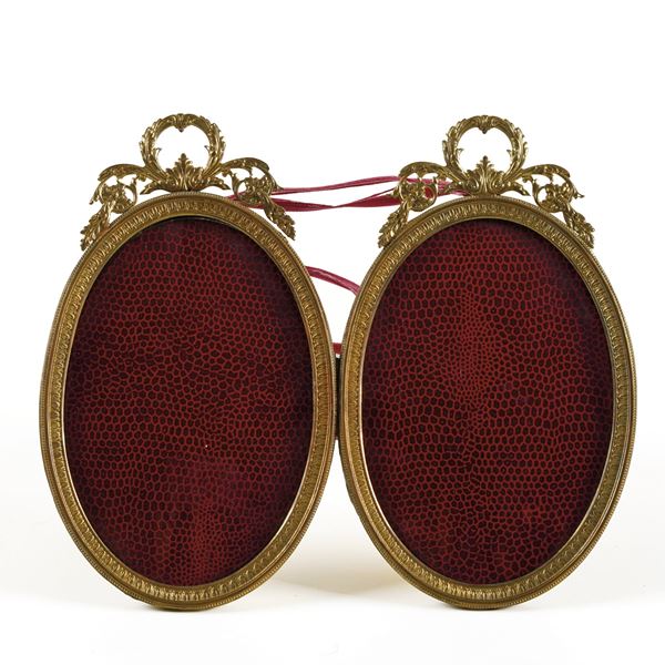 Coppia di porta fotografie in bronzo dorato. XX secolo