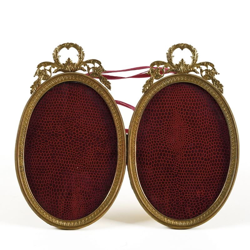 Coppia di porta fotografie in bronzo dorato. XX secolo  - Auction Antique - Cambi Casa d'Aste