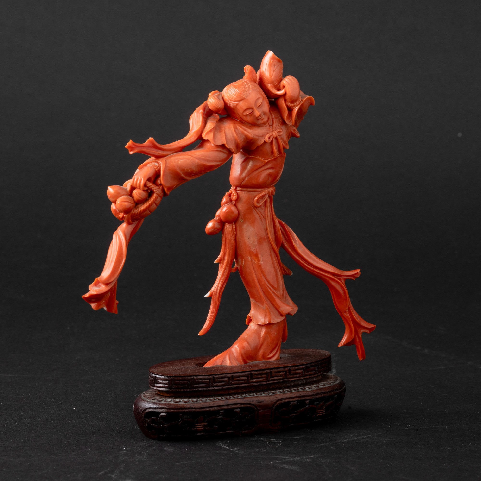 Figura di Fanciulla in Corallo con Cesto di Frutta, Cina, Dinastia Qing, XIX Secolo