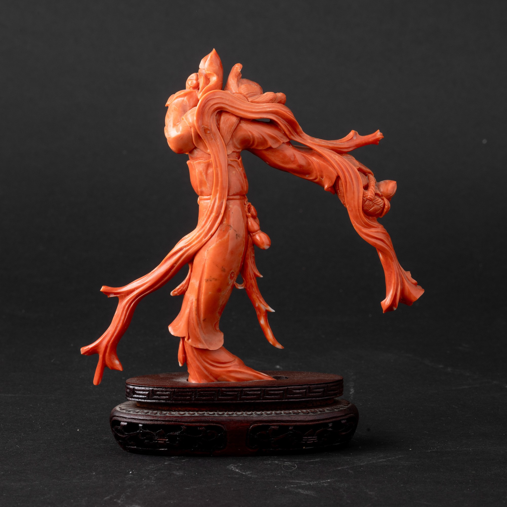 Figura di Fanciulla in Corallo con Cesto di Frutta, Cina, Dinastia Qing, XIX Secolo