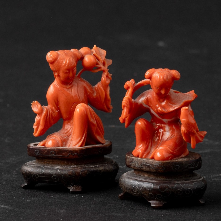 Coppia di Figure di Bambine in Corallo, Cina, Dinastia Qing, XIX Secolo