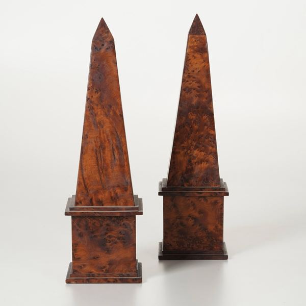 Coppia di obelischi lastronati in radica. XX secolo