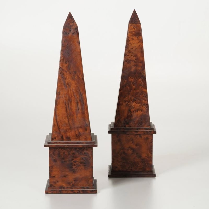 Coppia di obelischi lastronati in radica. XX secolo  - Auction Antique - Cambi Casa d'Aste