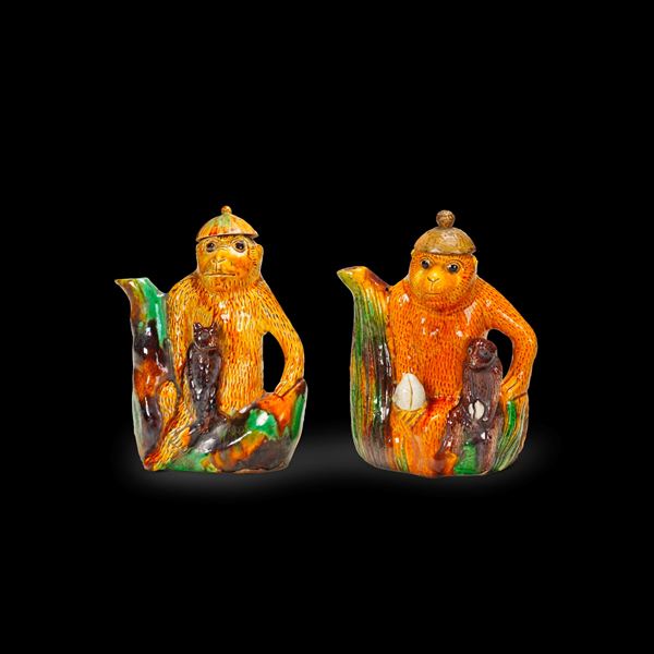Coppia di teiere in porcellana Sancai raffigurante scimmiette, Cina, Dinastia Qing, XIX secolo