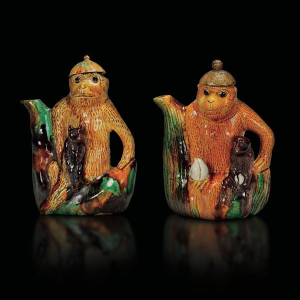 Coppia di teiere in porcellana Sancai raffigurante scimmiette, Cina, Dinastia Qing, XIX secolo