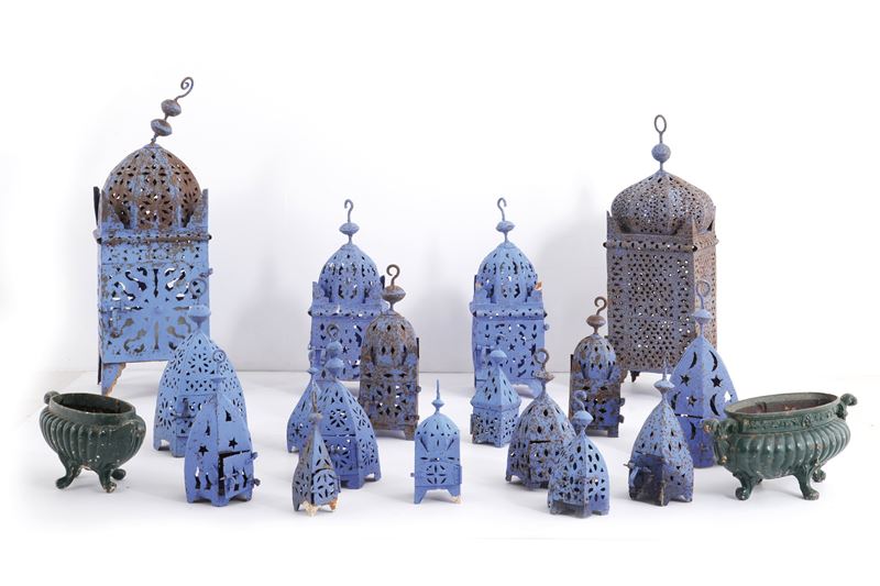 Collezione di lanterne in metallo dipinto e due cachepot  - Auction Antique - Cambi Casa d'Aste
