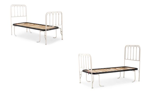 Coppia di letti singoli in ferro battuto dipinto. XX secolo