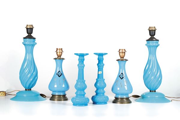 Lotto di tre coppie di lampade e candelieri in opaline azzurre