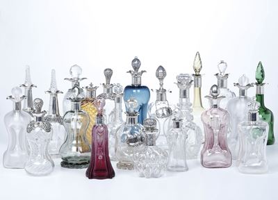 Collezione di 22 bottiglie in vetro e cristallo con tappi in argento, XIX-XX secolo
