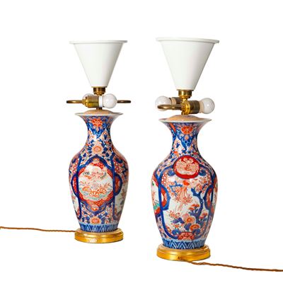 Coppia di Vasi in Porcellana Imari. XIX-XX Secolo