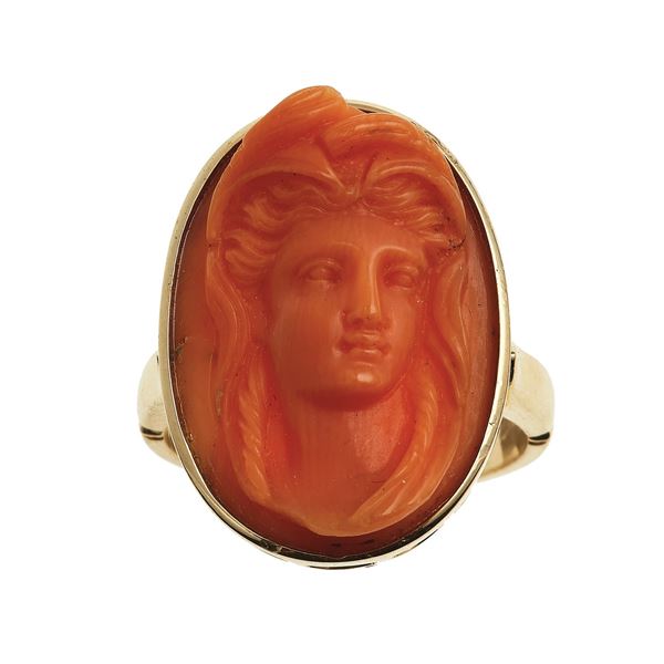 Anello con cammeo in corallo