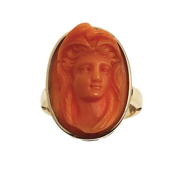 Anello con cammeo in corallo