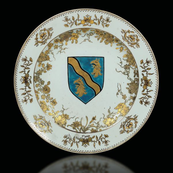 Piatto in porcellana Famiglia Rosa con decorazione in oro e stemma policromo al centro del cavetto, Cina XVIII secolo