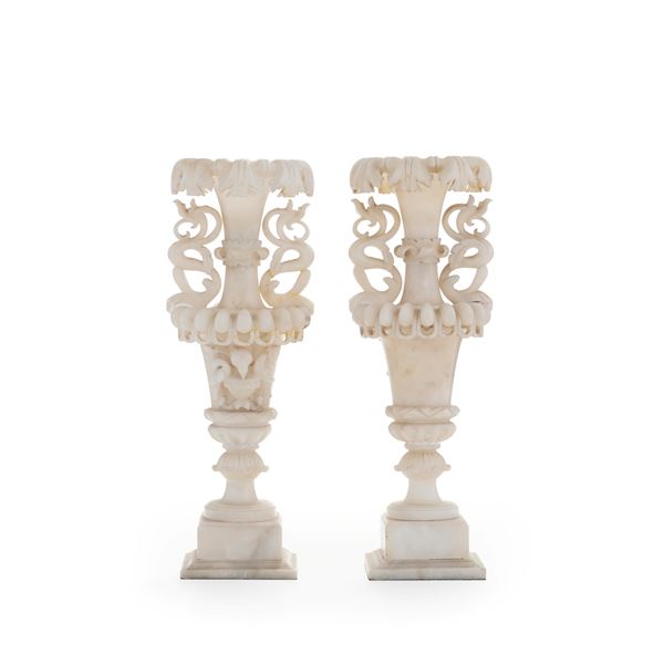Coppia di vasi in alabastro scolpito