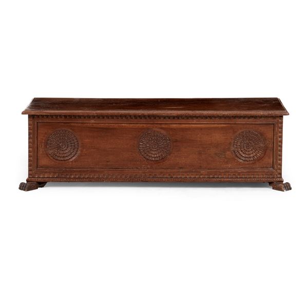 Cassapanca in legno intagliato in stile secentesco