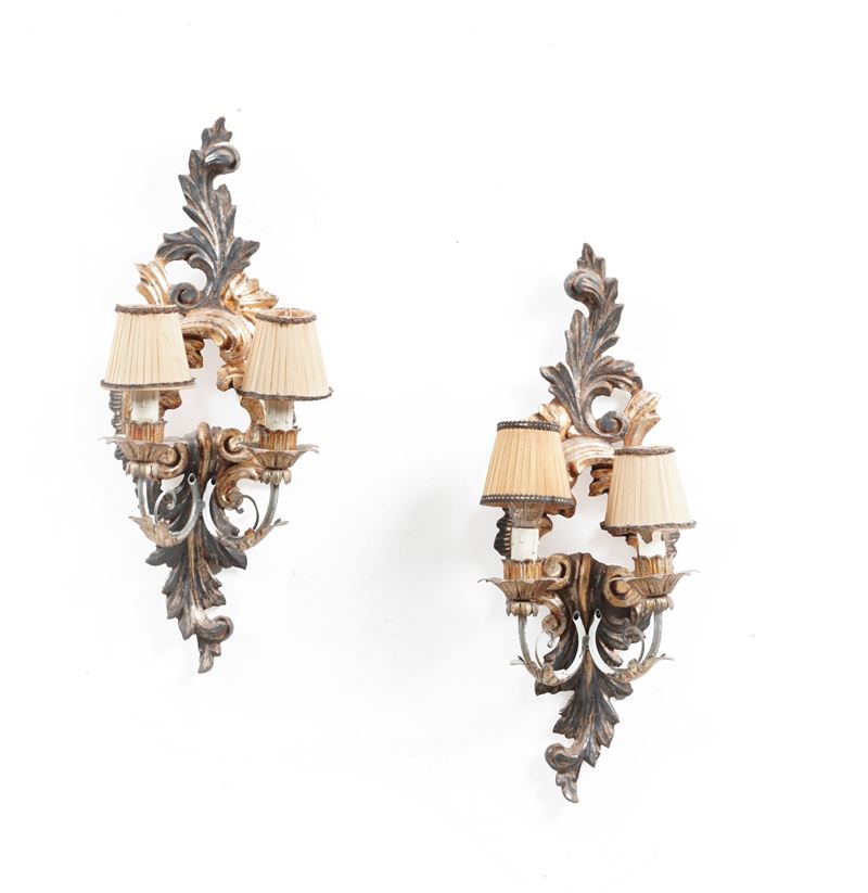 Coppia di appliques in stile barocco in legno intagliato e metallo argentati e dorati  - Asta Antiquariato - Cambi Casa d'Aste