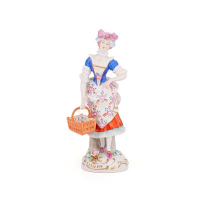 Figurina di Giovane con Cestino. Germania, Turingia, Manifattura di Sitzendorf, XX Secolo.
