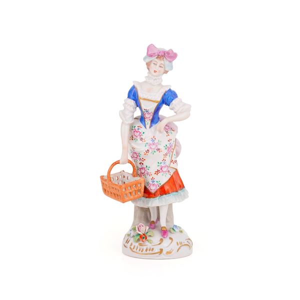 Figurina di giovane con cestino.<BR>Germania, Turingia, Manifattura di Sitzendorf, XX secolo.