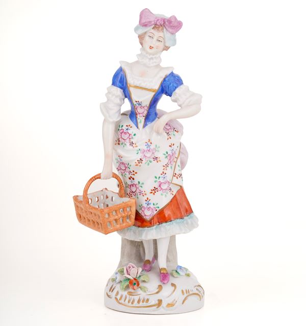 Figurina di giovane con cestino. Germania, Turingia, Manifattura di Sitzendorf, XX secolo.