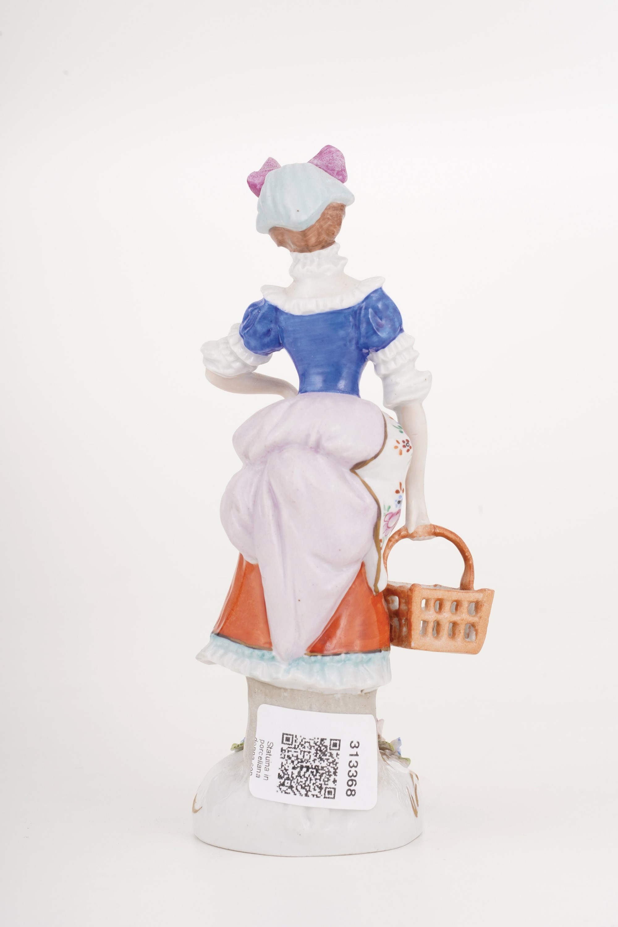 Figurina di Giovane con Cestino. Germania, Turingia, Manifattura di Sitzendorf, XX Secolo.