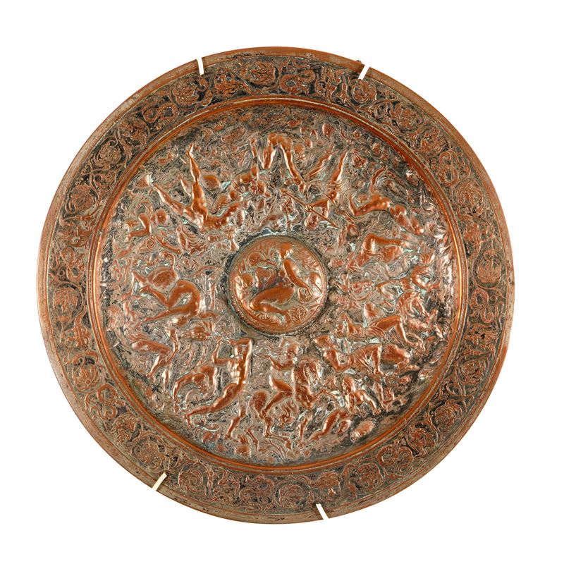 Piatto in rame sbalzato  - Asta Antiquariato - Cambi Casa d'Aste