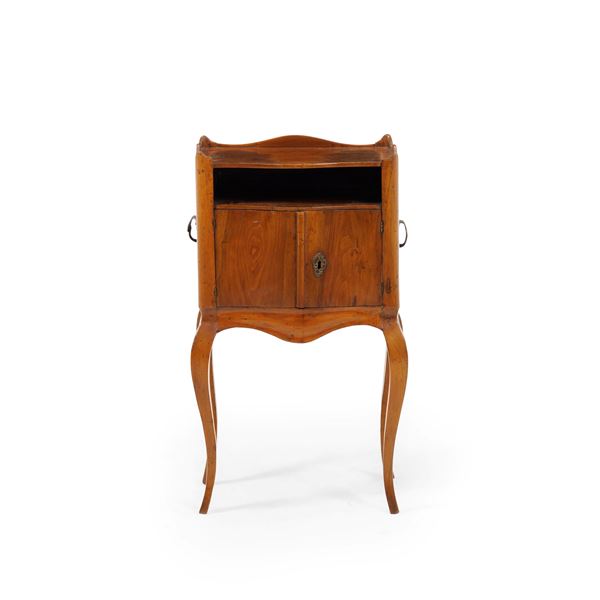 Comodino in noce a due ante