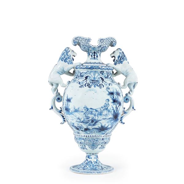 Grande vaso in maiolica con ansa a leone