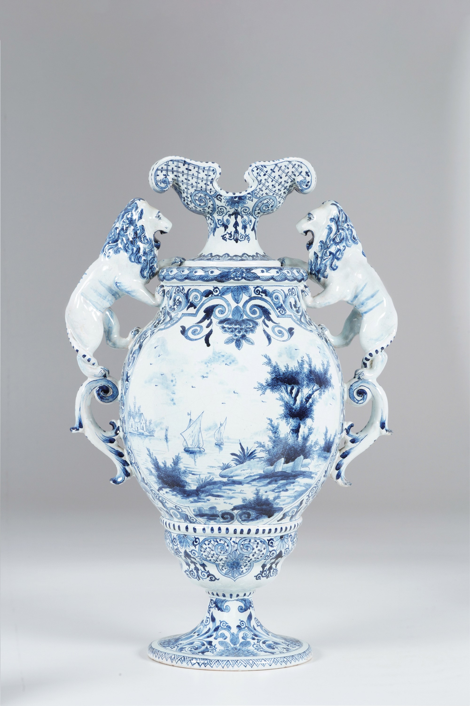 Grande Vaso in Maiolica con Ansa a Leone