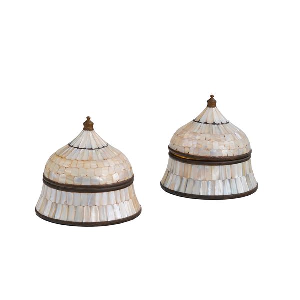 Coppia di scatoline in metallo lastronate in madreperla