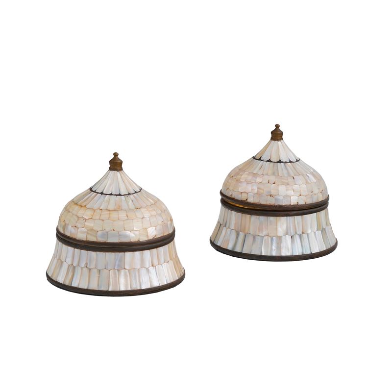 Coppia di scatoline in metallo lastronate in madreperla  - Auction Antiques - Cambi Casa d'Aste